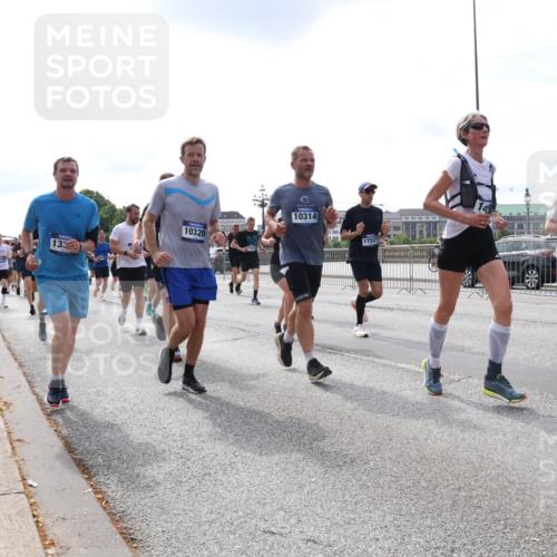29.06.2025 - hella hamburg halbmarathon Lena Gebhardt http://msf.ph/oto/8409295 29.06.2025 10:16:56 Lombardsbrücke 133, 10320, 11410, 10314, 17527, 7924, 1117, 1137, 1240, 1298, 1331, 1348, 1356, 1403, 1553, 1602, 1825, 2225, 2347, 2908, 2912, 3088, 3156, 3176, 3210, 3450, 3484, 3622, 3687, 4478, 5036, 5037, 5390, 5929, 5930, 5995, 6328, 6488, 6742, 6941, 6948, 7114, 7115, 7158, 7257, 7345, 7358, 7360, 7376, 7924, 7928, 8253, 8263, 8295, 8317, 8513, 8558, 8619, 8707, 8847, 8857, 8983, 9091, 9208, 9332, 9492, 9664, 9676, 10076, 10232 meine-sportfotos.de