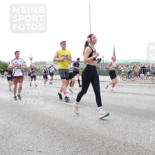 29.06.2025 - hella hamburg halbmarathon Lena Gebhardt http://msf.ph/oto/8409302 29.06.2025 10:50:51 Lombardsbrücke 3647, 1828, 713, 1129, 1203, 1208, 1259, 1404, 1828, 1930, 2047, 2200, 2358, 2859, 3184, 3229, 3647, 3680, 3838, 3934, 4642, 4695, 4771, 4848, 4961, 5131, 5286, 5289, 6178, 7133, 7141, 7161, 7505, 7677, 7770, 7771, 7825, 7938, 8200, 8299, 8779, 8833, 8834, 8986, 9096, 9168, 9933, 10029, 10437, 10552, 10614, 10636, 10744, 11052, 11252, 11577, 12392, 12393, 14102, 14534, 14591, 15017, 15230, 15416 meine-sportfotos.de