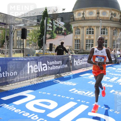 29.06.2025 - hella hamburg halbmarathon Michael Strokosch http://msf.ph/oto/8409305 29.06.2025 10:02:49 Ziel 10 meine-sportfotos.de