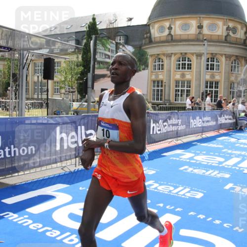 29.06.2025 - hella hamburg halbmarathon Michael Strokosch http://msf.ph/oto/8409314 29.06.2025 10:02:49 Ziel 10 meine-sportfotos.de