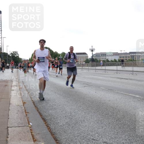 29.06.2025 - hella hamburg halbmarathon Lena Gebhardt http://msf.ph/oto/8409315 29.06.2025 10:04:15 Lombardsbrücke 1511, 1032, 1213, 1355, 1367, 1377, 1674, 2852, 2979, 3488, 3994, 4095, 4488, 4587, 5058, 5354, 5363, 5365, 5613, 5976, 6142, 6706, 6709, 7017, 7306, 7485, 8177, 8217, 8421, 8422, 8423, 8469, 8727, 9280, 9489, 9526, 9899, 10213, 10756, 10962, 11511, 11582, 11614, 12004, 12005, 12336, 12653, 12998, 13173, 13583, 13625, 14340, 14436, 14917, 15520, 15525, 15678, 16099, 16113, 16753, 16989, 17071, 17098, 17113, 17437 meine-sportfotos.de