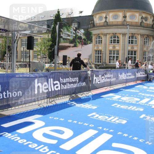 29.06.2025 - hella hamburg halbmarathon Michael Strokosch http://msf.ph/oto/8409321 29.06.2025 10:02:49 Ziel 10 meine-sportfotos.de