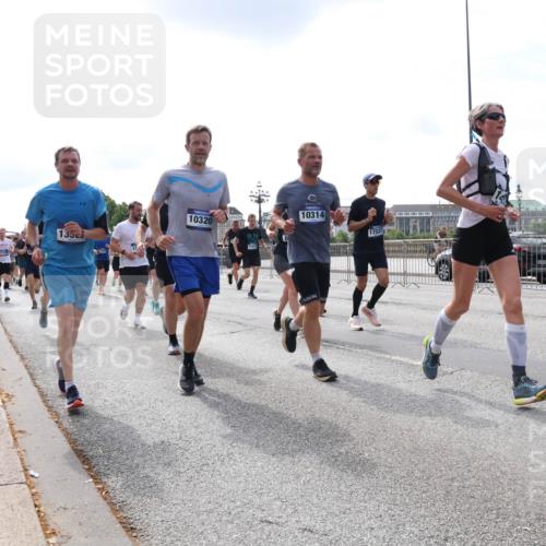 29.06.2025 - hella hamburg halbmarathon Lena Gebhardt http://msf.ph/oto/8409330 29.06.2025 10:16:56 Lombardsbrücke 1350, 10320, 11410, 10314, 17527, 7924, 1117, 1137, 1240, 1298, 1331, 1348, 1356, 1403, 1553, 1602, 1825, 2225, 2347, 2908, 2912, 3088, 3156, 3176, 3210, 3450, 3484, 3622, 3687, 4478, 5036, 5037, 5390, 5929, 5930, 5995, 6328, 6488, 6742, 6941, 6948, 7114, 7115, 7158, 7257, 7345, 7358, 7360, 7376, 7924, 7928, 8253, 8263, 8295, 8317, 8513, 8558, 8619, 8707, 8847, 8857, 8983, 9091, 9208, 9332, 9492, 9664, 9676, 10076, 10232 meine-sportfotos.de