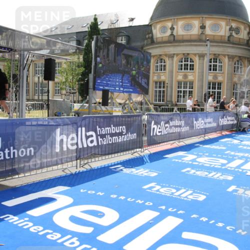 29.06.2025 - hella hamburg halbmarathon Michael Strokosch http://msf.ph/oto/8409331 29.06.2025 10:02:59 Ziel 7, 9 meine-sportfotos.de