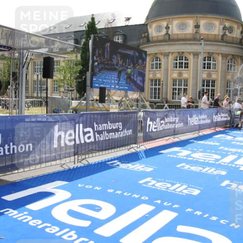 29.06.2025 - hella hamburg halbmarathon Michael Strokosch http://msf.ph/oto/8409339 29.06.2025 10:02:59 Ziel 7, 9 meine-sportfotos.de