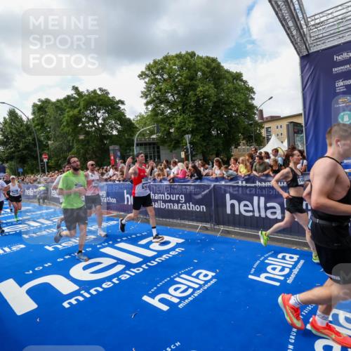 29.06.2025 - hella hamburg halbmarathon Zöllner http://msf.ph/oto/8409343 29.06.2025 10:43:59 Ziel 3697, 3907, 4981, 5624, 8063, 8145, 8900, 9043, 10493, 10596, 11809, 12438, 12966, 14861, 15383, 16549, 17376, 17403, 18678 meine-sportfotos.de