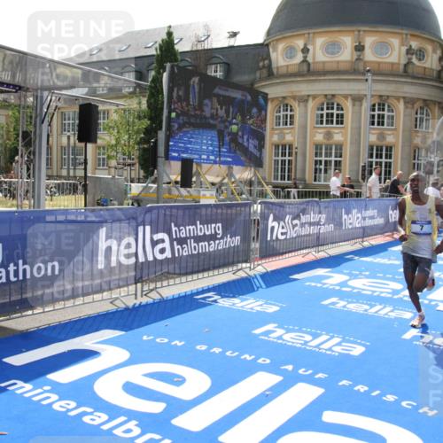 29.06.2025 - hella hamburg halbmarathon Michael Strokosch http://msf.ph/oto/8409349 29.06.2025 10:03:00 Ziel 7, 9 meine-sportfotos.de