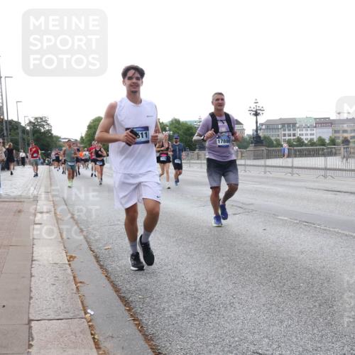 29.06.2025 - hella hamburg halbmarathon Lena Gebhardt http://msf.ph/oto/8409350 29.06.2025 10:04:16 Lombardsbrücke 611, 17880, 1032, 1213, 1355, 1367, 1377, 1674, 2852, 2979, 3488, 3994, 4095, 4488, 4587, 5058, 5354, 5363, 5365, 5613, 5976, 6142, 6706, 6709, 7017, 7306, 7485, 8177, 8217, 8421, 8422, 8423, 8469, 9280, 9489, 9526, 9899, 10213, 10756, 10962, 11511, 11582, 11614, 12004, 12005, 12336, 12653, 12998, 13173, 13583, 13625, 14340, 14436, 14917, 15520, 15525, 15678, 16099, 16113, 16128, 16145, 16753, 16989, 17071, 17098, 17113, 17437 meine-sportfotos.de