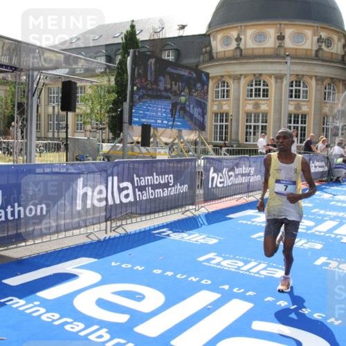 29.06.2025 - hella hamburg halbmarathon Michael Strokosch http://msf.ph/oto/8409357 29.06.2025 10:03:00 Ziel 7, 9 meine-sportfotos.de