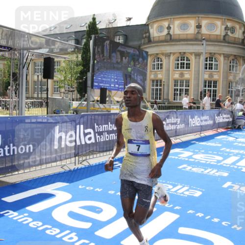 29.06.2025 - hella hamburg halbmarathon Michael Strokosch http://msf.ph/oto/8409366 29.06.2025 10:03:00 Ziel 7, 9 meine-sportfotos.de