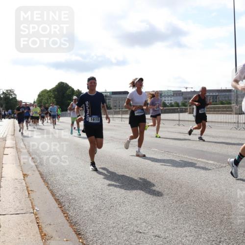 29.06.2025 - hella hamburg halbmarathon Lena Gebhardt http://msf.ph/oto/8409379 29.06.2025 09:50:01 Lombardsbrücke 1615, 14560, 7495, 1343, 1445, 1615, 1675, 1800, 1803, 1975, 2324, 2415, 2573, 2949, 3136, 3282, 3332, 3431, 3530, 4303, 4318, 4425, 4528, 4823, 5248, 5409, 5436, 6095, 6123, 6682, 6704, 7229, 7495, 7774, 7796, 8370, 8465, 8629, 8925, 9264, 9265, 9294, 9296, 9302, 9686, 9711, 9914, 9979, 10680, 10894, 10930, 11765, 11767, 12292, 12327, 12540, 12554, 12839, 12895, 13141, 13457, 13725, 13800, 14077, 14204, 14374, 14560, 14629, 14688, 14789, 15094 meine-sportfotos.de