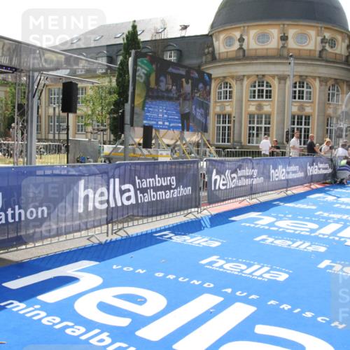 29.06.2025 - hella hamburg halbmarathon Michael Strokosch http://msf.ph/oto/8409384 29.06.2025 10:03:01 Ziel 7, 9 meine-sportfotos.de