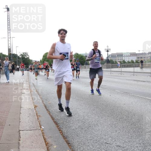 29.06.2025 - hella hamburg halbmarathon Lena Gebhardt http://msf.ph/oto/8409389 29.06.2025 10:04:16 Lombardsbrücke 17880, 1032, 1213, 1355, 1367, 1377, 1674, 2852, 2979, 3488, 3994, 4095, 4488, 4587, 5058, 5354, 5363, 5365, 5613, 5976, 6142, 6706, 6709, 7017, 7306, 7485, 8177, 8217, 8421, 8422, 8423, 8469, 9280, 9489, 9526, 9899, 10213, 10756, 10962, 11511, 11582, 11614, 12004, 12005, 12336, 12653, 12998, 13173, 13583, 13625, 14340, 14436, 14917, 15520, 15525, 15678, 16099, 16113, 16128, 16145, 16753, 16989, 17071, 17098, 17113, 17437 meine-sportfotos.de