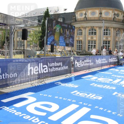 29.06.2025 - hella hamburg halbmarathon Michael Strokosch http://msf.ph/oto/8409393 29.06.2025 10:03:01 Ziel 7, 9 meine-sportfotos.de