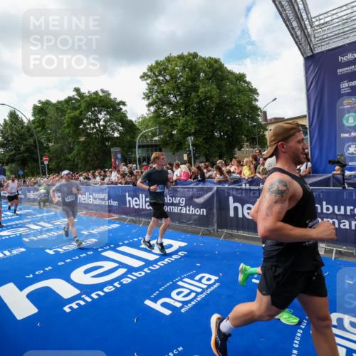 29.06.2025 - hella hamburg halbmarathon Zöllner http://msf.ph/oto/8409394 29.06.2025 10:44:02 Ziel 1558, 4981, 6705, 8063, 8145, 8900, 9081, 10596, 11346, 12438, 15383, 16549, 17376, 17403, 17516 meine-sportfotos.de