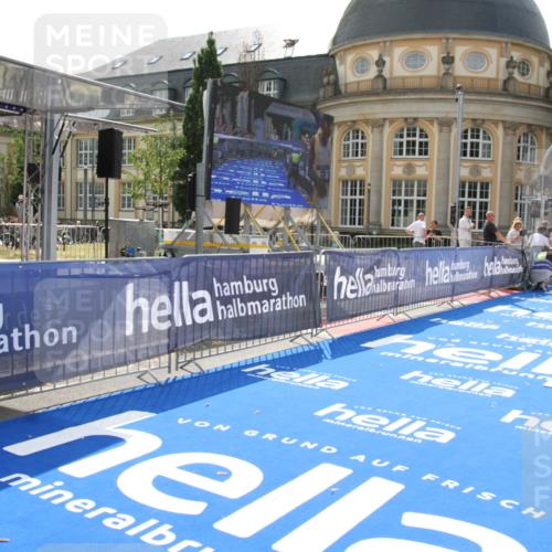 29.06.2025 - hella hamburg halbmarathon Michael Strokosch http://msf.ph/oto/8409399 29.06.2025 10:03:02 Ziel 7, 9 meine-sportfotos.de