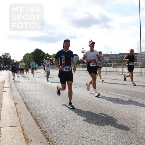 29.06.2025 - hella hamburg halbmarathon Lena Gebhardt http://msf.ph/oto/8409404 29.06.2025 09:50:01 Lombardsbrücke 1615, 14560, 1343, 1445, 1615, 1675, 1800, 1803, 1975, 2324, 2415, 2573, 2949, 3136, 3282, 3332, 3431, 3530, 4303, 4318, 4425, 4528, 4823, 5248, 5409, 5436, 6095, 6123, 6682, 6704, 7229, 7495, 7774, 7796, 8370, 8465, 8629, 8925, 9264, 9265, 9294, 9296, 9302, 9686, 9711, 9914, 9979, 10680, 10894, 10930, 11765, 11767, 12292, 12327, 12540, 12554, 12839, 12895, 13141, 13457, 13725, 13800, 14077, 14204, 14374, 14560, 14629, 14688, 14789, 15094 meine-sportfotos.de