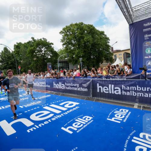 29.06.2025 - hella hamburg halbmarathon Zöllner http://msf.ph/oto/8409410 29.06.2025 10:44:04 Ziel 1558, 2816, 4981, 6705, 8063, 8900, 9081, 10596, 11346, 12438, 13123, 15383, 16697, 17516, 17977, 18004 meine-sportfotos.de