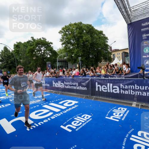 29.06.2025 - hella hamburg halbmarathon Zöllner http://msf.ph/oto/8409416 29.06.2025 10:44:04 Ziel 1558, 2816, 4981, 6705, 8063, 8900, 9081, 10596, 11346, 12438, 13123, 15383, 16697, 17516, 17977, 18004 meine-sportfotos.de