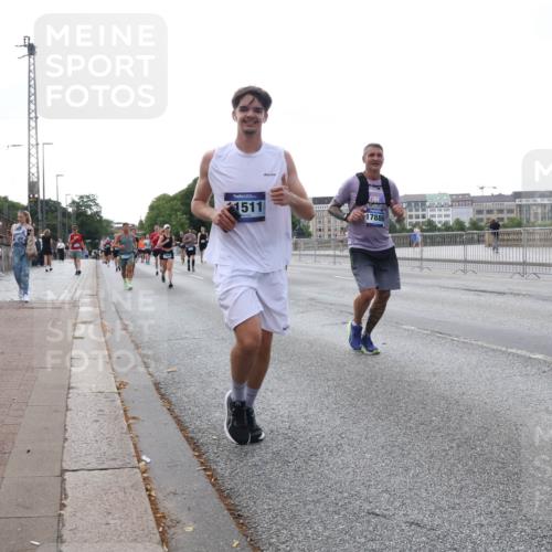 29.06.2025 - hella hamburg halbmarathon Lena Gebhardt http://msf.ph/oto/8409423 29.06.2025 10:04:16 Lombardsbrücke 1511, 17880, 1032, 1213, 1355, 1367, 1377, 1674, 2852, 2979, 3488, 3994, 4095, 4488, 4587, 5058, 5354, 5363, 5365, 5613, 5976, 6142, 6706, 6709, 7017, 7306, 7485, 8177, 8217, 8421, 8422, 8423, 8469, 9280, 9489, 9526, 9899, 10213, 10756, 10962, 11511, 11582, 11614, 12004, 12005, 12336, 12653, 12998, 13173, 13583, 13625, 14340, 14436, 14917, 15520, 15525, 15678, 16099, 16113, 16128, 16145, 16753, 16989, 17071, 17098, 17113, 17437 meine-sportfotos.de