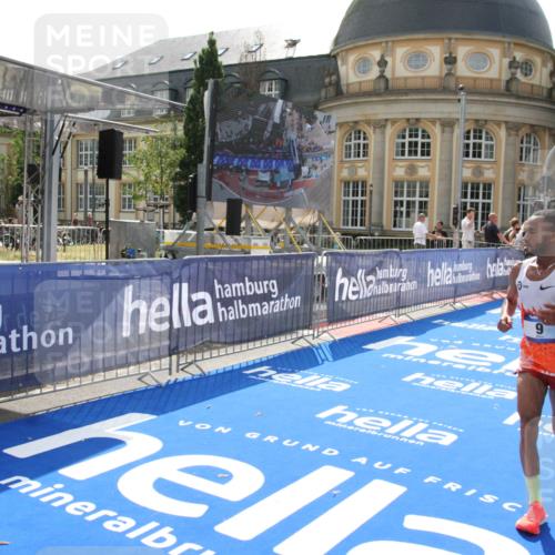 29.06.2025 - hella hamburg halbmarathon Michael Strokosch http://msf.ph/oto/8409434 29.06.2025 10:03:06 Ziel 9, 23 meine-sportfotos.de