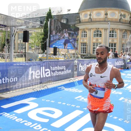 29.06.2025 - hella hamburg halbmarathon Michael Strokosch http://msf.ph/oto/8409443 29.06.2025 10:03:07 Ziel 9, 23 meine-sportfotos.de