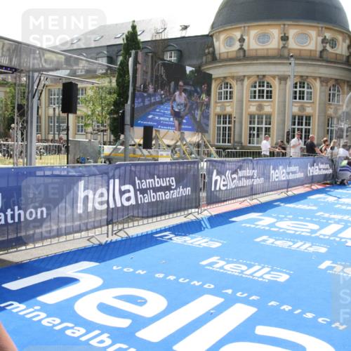 29.06.2025 - hella hamburg halbmarathon Michael Strokosch http://msf.ph/oto/8409449 29.06.2025 10:03:07 Ziel 9, 23 meine-sportfotos.de