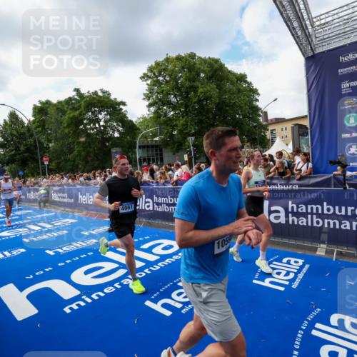 29.06.2025 - hella hamburg halbmarathon Zöllner http://msf.ph/oto/8409454 29.06.2025 10:44:06 Ziel 1391, 1558, 2816, 3021, 4981, 6705, 8900, 9081, 10596, 11346, 13123, 15383, 16506, 16697, 17516, 17977, 18004 meine-sportfotos.de