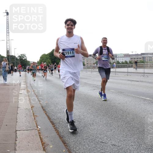 29.06.2025 - hella hamburg halbmarathon Lena Gebhardt http://msf.ph/oto/8409457 29.06.2025 10:04:16 Lombardsbrücke 1511, 17880, 1032, 1213, 1355, 1367, 1377, 1674, 2852, 2979, 3488, 3994, 4095, 4488, 4587, 5058, 5354, 5363, 5365, 5613, 5976, 6142, 6706, 6709, 7017, 7306, 7485, 8177, 8217, 8421, 8422, 8423, 8469, 9280, 9489, 9526, 9899, 10213, 10756, 10962, 11511, 11582, 11614, 12004, 12005, 12336, 12653, 12998, 13173, 13583, 13625, 14340, 14436, 14917, 15520, 15525, 15678, 16099, 16113, 16128, 16145, 16753, 16989, 17071, 17098, 17113, 17437 meine-sportfotos.de