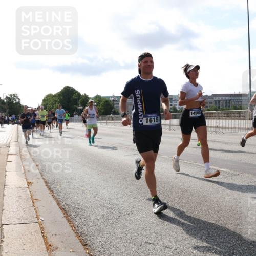 29.06.2025 - hella hamburg halbmarathon Lena Gebhardt http://msf.ph/oto/8409459 29.06.2025 09:50:02 Lombardsbrücke 1615, 1343, 1445, 1615, 1675, 1800, 1803, 1975, 2324, 2415, 2573, 2949, 3136, 3282, 3332, 3431, 3530, 4303, 4318, 4425, 4528, 4823, 5248, 5409, 5436, 6095, 6123, 6682, 6704, 7229, 7495, 7774, 7796, 8370, 8465, 8629, 8925, 9264, 9265, 9294, 9296, 9302, 9686, 9711, 9914, 9979, 10680, 10894, 10930, 11765, 11767, 12292, 12327, 12540, 12554, 12839, 12895, 13141, 13457, 13725, 13800, 14077, 14204, 14374, 14560, 14688, 14789, 15094 meine-sportfotos.de