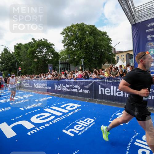 29.06.2025 - hella hamburg halbmarathon Zöllner http://msf.ph/oto/8409470 29.06.2025 10:44:07 Ziel 1391, 1558, 2816, 3021, 4981, 6705, 9081, 11346, 13123, 15383, 16506, 16697, 17516, 17977, 18004 meine-sportfotos.de