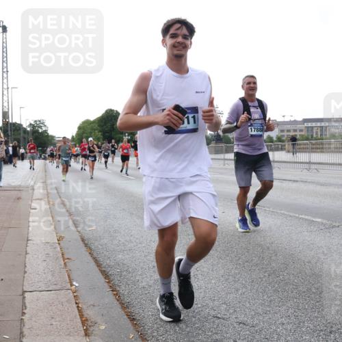29.06.2025 - hella hamburg halbmarathon Lena Gebhardt http://msf.ph/oto/8409490 29.06.2025 10:04:16 Lombardsbrücke 11, 17880, 1032, 1213, 1355, 1367, 1377, 1674, 2852, 2979, 3488, 3994, 4095, 4488, 4587, 5058, 5354, 5363, 5365, 5613, 5976, 6142, 6706, 6709, 7017, 7306, 7485, 8177, 8217, 8421, 8422, 8423, 8469, 9280, 9489, 9526, 9899, 10213, 10756, 10962, 11511, 11582, 11614, 12004, 12005, 12336, 12653, 12998, 13173, 13583, 13625, 14340, 14436, 14917, 15520, 15525, 15678, 16099, 16113, 16128, 16145, 16753, 16989, 17071, 17098, 17113, 17437 meine-sportfotos.de