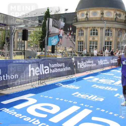 29.06.2025 - hella hamburg halbmarathon Michael Strokosch http://msf.ph/oto/8409498 29.06.2025 10:03:11 Ziel 16, 23 meine-sportfotos.de