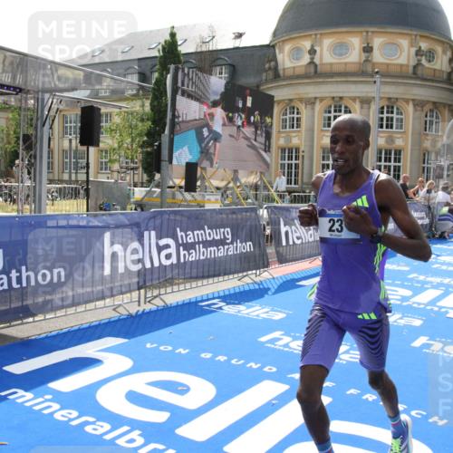29.06.2025 - hella hamburg halbmarathon Michael Strokosch http://msf.ph/oto/8409505 29.06.2025 10:03:11 Ziel 16, 23 meine-sportfotos.de