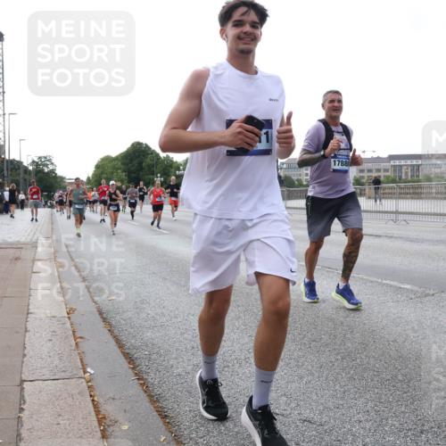 29.06.2025 - hella hamburg halbmarathon Lena Gebhardt http://msf.ph/oto/8409522 29.06.2025 10:04:16 Lombardsbrücke 1788, 1032, 1213, 1355, 1367, 1377, 1674, 2852, 2979, 3488, 3994, 4095, 4488, 4587, 5058, 5354, 5363, 5365, 5613, 5976, 6142, 6706, 6709, 7017, 7306, 7485, 8177, 8217, 8421, 8422, 8423, 8469, 9280, 9489, 9526, 9899, 10213, 10756, 10962, 11511, 11582, 11614, 12004, 12005, 12336, 12653, 12998, 13173, 13583, 13625, 14340, 14436, 14917, 15520, 15525, 15678, 16099, 16113, 16128, 16145, 16753, 16989, 17071, 17098, 17113, 17437 meine-sportfotos.de