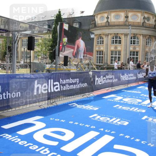 29.06.2025 - hella hamburg halbmarathon Michael Strokosch http://msf.ph/oto/8409524 29.06.2025 10:03:16 Ziel 16 meine-sportfotos.de