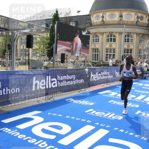29.06.2025 - hella hamburg halbmarathon Michael Strokosch http://msf.ph/oto/8409531 29.06.2025 10:03:17 Ziel 16 meine-sportfotos.de