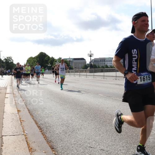 29.06.2025 - hella hamburg halbmarathon Lena Gebhardt http://msf.ph/oto/8409536 29.06.2025 09:50:02 Lombardsbrücke 1615, 1343, 1445, 1615, 1675, 1800, 1803, 1975, 2324, 2415, 2573, 2949, 3136, 3282, 3332, 3431, 3530, 4303, 4318, 4425, 4528, 4823, 5248, 5409, 5436, 6095, 6123, 6682, 6704, 7229, 7495, 7774, 7796, 8370, 8465, 8629, 8925, 9264, 9265, 9294, 9296, 9302, 9686, 9711, 9914, 9979, 10680, 10894, 10930, 11765, 11767, 12292, 12327, 12540, 12554, 12839, 12895, 13141, 13457, 13725, 13800, 14077, 14204, 14374, 14560, 14688, 14789, 15094 meine-sportfotos.de