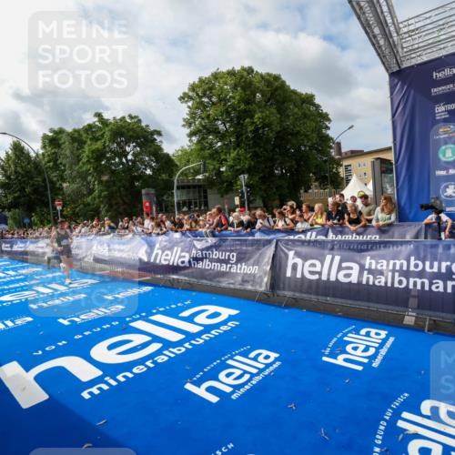 29.06.2025 - hella hamburg halbmarathon Zöllner http://msf.ph/oto/8409542 29.06.2025 10:19:26 Ziel 2659, 13016 meine-sportfotos.de