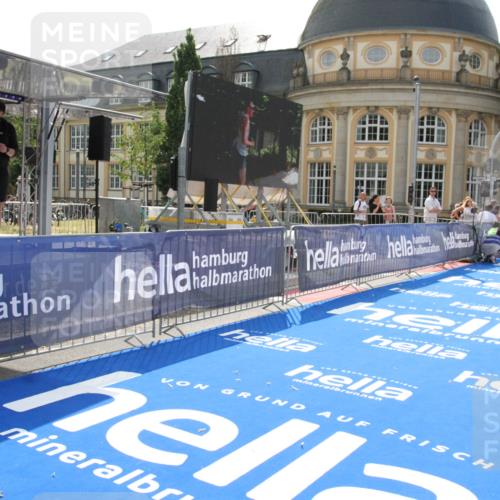 29.06.2025 - hella hamburg halbmarathon Michael Strokosch http://msf.ph/oto/8409544 29.06.2025 10:03:47 Ziel 6 meine-sportfotos.de