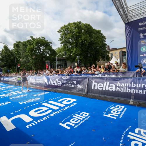 29.06.2025 - hella hamburg halbmarathon Zöllner http://msf.ph/oto/8409552 29.06.2025 10:19:26 Ziel 2659, 13016 meine-sportfotos.de