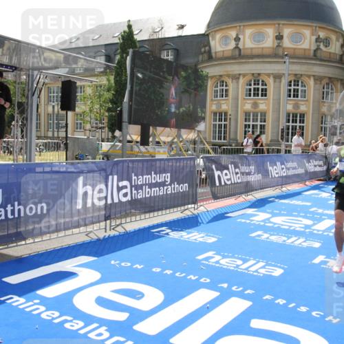29.06.2025 - hella hamburg halbmarathon Michael Strokosch http://msf.ph/oto/8409553 29.06.2025 10:03:48 Ziel 6 meine-sportfotos.de