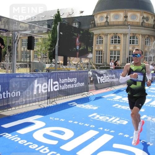 29.06.2025 - hella hamburg halbmarathon Michael Strokosch http://msf.ph/oto/8409563 29.06.2025 10:03:48 Ziel 6 meine-sportfotos.de