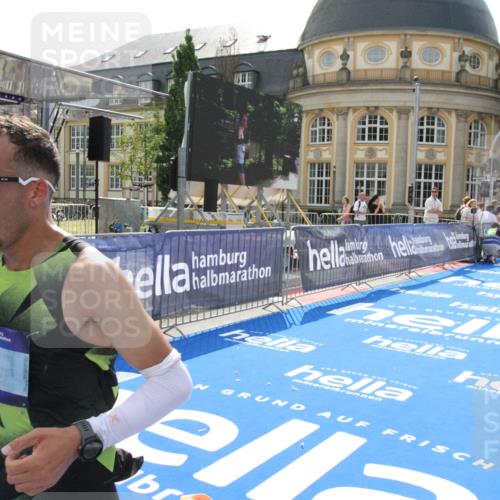 29.06.2025 - hella hamburg halbmarathon Michael Strokosch http://msf.ph/oto/8409569 29.06.2025 10:03:49 Ziel 6 meine-sportfotos.de