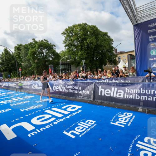 29.06.2025 - hella hamburg halbmarathon Zöllner http://msf.ph/oto/8409574 29.06.2025 10:19:27 Ziel 2659, 13016 meine-sportfotos.de