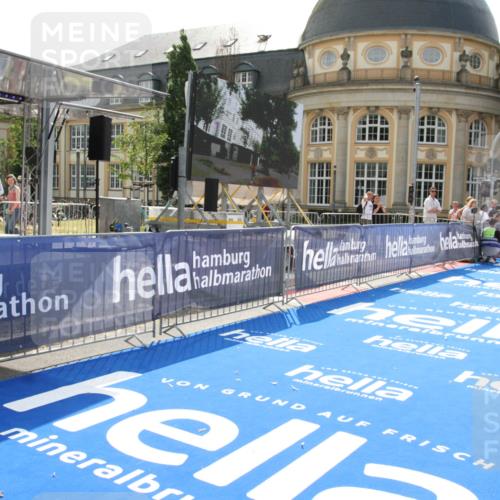 29.06.2025 - hella hamburg halbmarathon Michael Strokosch http://msf.ph/oto/8409576 29.06.2025 10:03:56 Ziel 13 meine-sportfotos.de