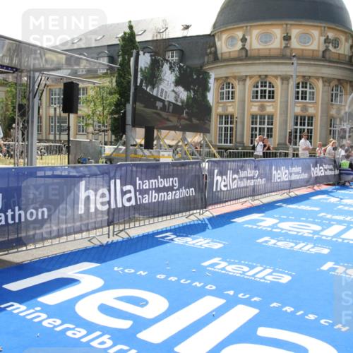 29.06.2025 - hella hamburg halbmarathon Michael Strokosch http://msf.ph/oto/8409584 29.06.2025 10:03:56 Ziel 13 meine-sportfotos.de