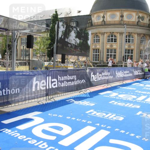 29.06.2025 - hella hamburg halbmarathon Michael Strokosch http://msf.ph/oto/8409591 29.06.2025 10:03:56 Ziel 13 meine-sportfotos.de