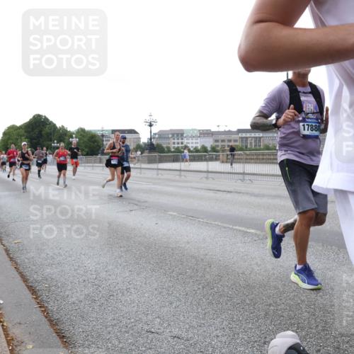 29.06.2025 - hella hamburg halbmarathon Lena Gebhardt http://msf.ph/oto/8409596 29.06.2025 10:04:17 Lombardsbrücke 17880, 1032, 1213, 1355, 1377, 1674, 2011, 2852, 2979, 3488, 3994, 4095, 4488, 4587, 5058, 5354, 5363, 5365, 5613, 5976, 6142, 6706, 6709, 7017, 7306, 7485, 8177, 8217, 8421, 8422, 8423, 8469, 9489, 9526, 9899, 10213, 10756, 10962, 11511, 11582, 11614, 12004, 12005, 12336, 12653, 12998, 13173, 13583, 13625, 14340, 14436, 14917, 15520, 15525, 15678, 16099, 16113, 16128, 16145, 16753, 16989, 17071, 17098, 17113, 17437 meine-sportfotos.de