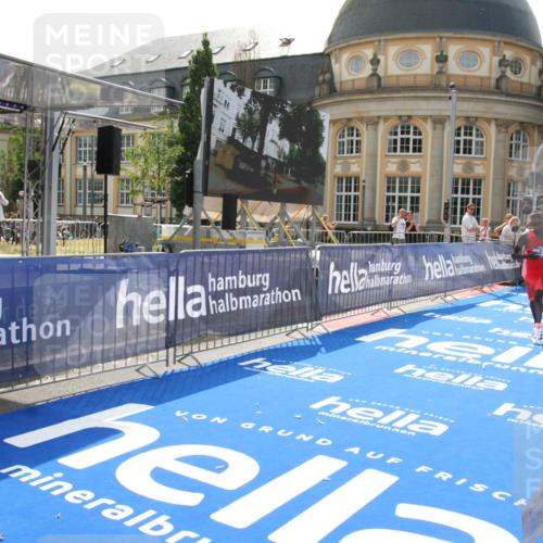 29.06.2025 - hella hamburg halbmarathon Michael Strokosch http://msf.ph/oto/8409599 29.06.2025 10:03:57 Ziel 13 meine-sportfotos.de